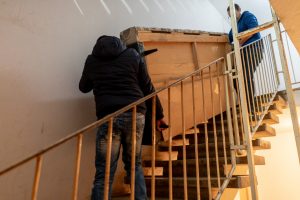 monter un objet lourd dans les escaliers