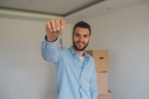 Lorsque vous recherchez des services de monte charge location près de chez vous, il est important de prendre en compte certains éléments. Les services de déménagement proposant la location de monte charge sont généralement très coûteux et prennent beaucoup de temps. Il est important de prendre en compte plusieurs éléments : La première chose que vous devez faire est d'obtenir des estimations de différents déménageurs. Vous voulez savoir combien ils facturent par levage et le taux horaire. Vous voulez également savoir combien de temps il faudra pour déplacer vos meubles. Une fois que vous avez toutes les estimations, vous pouvez déterminer quel déménageur est la meilleure option ; La deuxième chose que vous devez faire est de déterminer combien vous êtes prêt à dépenser pour les services de déménagement. La plupart des gens dépenseront environ 150 euros pour un canapé pleine grandeur, 50 euros pour un meuble télé et environ une heure de travail par article. Si vous souhaitez déménager toute votre maison ou votre appartement, le coût moyen serait d’environ 1000 euros. Comment organiser sa location d’un monte charge pour son déménagement ? Soyez méthodique et posez-vous les bonnes questions, avoir recourt à un monte charge location demande un peu d’anticipation : engagez un déménageur de levage ; sélectionnez une date et une heure ; confirmer la commande ; confirmer l'emplacement de destination ; obtenez un devis d'un déménageur de levage ; confirmer la date et l'heure du déménagement ; retirer les meubles de l'emplacement du monte-charge. Conseils pour économiser sur les coûts de déménagement de monte-charge Faire appel à une entreprise de déménagement avec monte charge location est un moyen d'économiser sur le coût du déménagement. Les déménageurs peuvent souvent offrir un tarif forfaitaire qui comprend toute la main-d'œuvre, l'équipement et les matériaux nécessaires pour déplacer les biens d'un ménage. 1. Engagez un déménageur avec un tarif forfaitaire. Une entreprise de monte-charge qui propose un tarif forfaitaire est souvent moins chère qu'une entreprise qui facture à l'heure. 2. Obtenez des devis d'au moins trois déménageurs de monte-charge avant de choisir une. 3. Si vous déménagez de gros articles, engagez une entreprise d'entreposage qui offre un entreposage à court terme en plus de l'entreprise de levage. 4. Assurez-vous que les déménageurs équipés de monte-charge sont accompagnés d'une équipe d'au moins trois personnes, pour assurer la sécurité de vos marchandises. 5. Rassemblez tous les éléments qui doivent être déplacés et décidez si l'entreprise de levage peut les déplacer. Comment trouver les meilleurs prix sur les services de location de monte-charge ? Étape 1. En règle générale, la meilleure façon de trouver le meilleur prix sur les services de transport ou de location est d'utiliser un site agrégateur, tel que kiloutou. Étape 2. Avec le site agrégateur, vous pouvez rechercher des services de transport ou de location par destination et par dates de départ et de retour. Déménager est une épreuve pour toute la famille, prenez le temps d’examiner toutes les options possibles autour de chez vous. Pour vos meubles et vos objets encombrants, faites appel à des sociétés possédant des monte charge location. C’est un gain de temps et vous serez surtout plus tranquille en voyant vos meubles préfèrés arrivés dans votre nouvelle maison, en bon état.